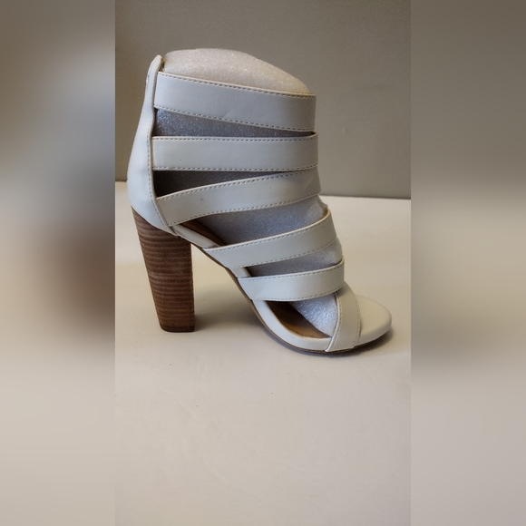 Express White Sandals 6 - Picture 7 of 7